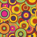 Detail des lebhaften psychedelischen 70er Jahre Retro-Kreismusters auf dem Diskokleid. - S / Set / Bunte Kreise