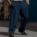 Détail d'un pantalon de costume bleu foncé pour homme à coupe droite en extérieur. - Bleu marine