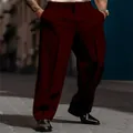 Vue détaillée d'un élégant pantalon de costume bordeaux pour homme, coupe droite et poches latérales - Bordeaux