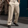 Détail rapproché d'un pantalon de costume beige pour homme à coupe droite et ajustée chic - S / Bas / Kaki