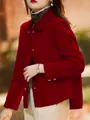 Elegante giacca corta di lana rossa con revers e bottoni dorati mostrata su un modello - Taglia S / Top / Borgogna