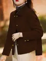 Vista dettagliata del cappotto corto in lana marrone da donna con colletto a rever e bottoni - Taglia S / Top / Caffè