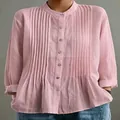 Dettaglio camicia casual rosa da donna con pieghe verticali eleganti e maniche lunghe - Rosa