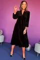Dettaglio di un elegante abito lungo in velluto nero con scollo a V e gonna a balze. - Taglia S / Vestiti / Nero