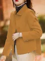 Dettaglio cappotto corto in lana cammello da donna con colletto a rever e bottoni. - Kaki