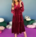 Vista completa di un elegante abito midi in velluto bordeaux con scollo a V e balze. - Taglia S / Vestiti / Rosso scuro