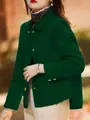 Vista dettagliata di un'elegante giacca corta di lana verde scuro con revers e bottoni oro. - Verde
