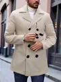 Außenaufnahme eines Mannes im beigen Wollmantel mit weißem Rollkragenpullover - Aprikose