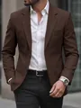 Detailopname van een bruine herenblazer die de pasvorm en de textuur van de stof laat zien. - S / Tops / Bruin