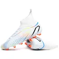 Detailansicht der Seite und Laufsohle von weißen Fußballschuhen mit bunten Akzenten - 33 / Weiße Stollen (X2308)