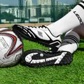 Weiße und schwarze TF Fußballschuhe für Kinder mit einer robusten Gummisohle - 35 / Turf Stil (26028) / Schwarz Weiß