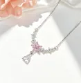 Detailansicht einer silbernen Kirschblütenkette mit rosa Blütenblättern und Tropfenkristall. - Kirschblüten-Stil (719062) / Silber Rosa Kirschblüte