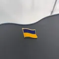 Macro-detail van de gegolfde Oekraïense vlag emaille speld met gouden metalen randen. - Golvende Oekraïense Vlag (R6)