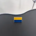 Detail van een rechthoekige Oekraïne vlag emaille speld met gele en blauwe strepen. - Rechthoekige Oekraïense Vlag (R8)