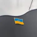 Detailweergave van de Oekraïense vlag speld met een gouden drietand embleem op zwart. - Oekraïense Vlag Met Nationaal Embleem (R7)