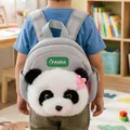 Niedlicher Plüsch Panda Rucksack für Kleinkinder, getragen von einem Kind im Zimmer - 25cm / Grau