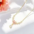 Nahaufnahme eines eleganten vergoldeten Kirschblütenanhängers mit funkelndem Wassertropfenkristall - Kirschblüten-Stil (719370) / Gold Rosa Kirschblüte