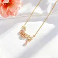 Dettaglio di collana a farfalla e fiore di ciliegio con cristalli rosa su raso bianco - Oro Rosa Farfalla Fiore di Ciliegio