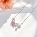 Detailansicht einer rosa Schmetterling-Halskette mit Zirkon-Kirschblüten - Schmetterlings-Stil (719263) / Silber Rosa Schmetterling Kirschblüte