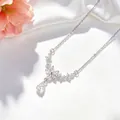 Detailansicht der silbernen Kirschblütenkette mit einem funkelnden Tropfenkristall - Kirschblüten-Stil (719119) / Silber Weiß Kirschblüte