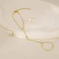 Détail élégant d'un bracelet bague chaîne de main plaqué or 18K avec étoiles en zircon. - Bracelet-Bague Trèfle / Or