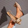 Primer plano de sandalias planas francesas con elegante hebilla dorada. - 36 / Beige