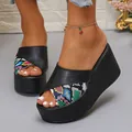Detailopname van zwarte dames wedge sandalen met kleurrijk slangenpatroon accent - 35 / Regenboog