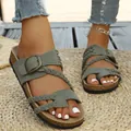 Detailaufnahme von stilvollen geflochtenen Damen-Sandalen mit bequemem Korkfußbett am Fuß - Hellgrün