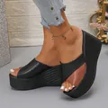Close-up van stijlvolle zwart-bruine lederen sleehak sandalen voor het zomerseizoen. - 35 / Tan