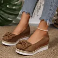 Vista detallada de mocasines con plataforma de ante marrón para mujer con lazo decorativo - Tostado