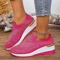 Baskets à plateforme en maille rose avec strass, talon compensé et détails dorés. - 37 / Rose rouge