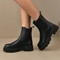 Vue détaillée et élégante de bottines Chelsea noires à plateforme pour la mode femme - 35 / Noir