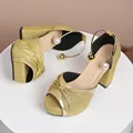 Sandales dorées pailletées à talons épais avec nœud et bride cheville ornée de perles - 35 / Or avec Anneaux Argentés