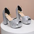 Sandales élégantes à paillettes argentées, talons épais, bride perle et bout ouvert - 35 / Anneau en Acier Argenté