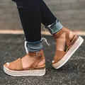 Elegantes sandalias de plataforma de esparto marrón para mujer con correa al tobillo. - Marrón Oscuro