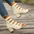 Λεπτομέρεια από μπεζ μποτάκια peep-toe με λουράκια με αγκράφα και χοντρό τακούνι. - 36 / Λευκό