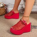 Rote Mesh-Keilpantoletten mit atmungsaktivem Design, goldener Schnalle und 9,5 cm dicker Sohle - 37 / Rot