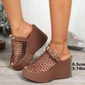 Modische braune Plateau-Mules aus Mesh mit 9,5 cm Absatz und Goldakzenten - 37 / Braun