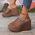 Schicke braune Plateau-Pantoletten mit Mesh-Obermaterial und einer Glitzerkette - 37 / Netz Aushöhlen Strass Plateau Pantoletten / Braun