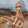 Detailansicht flacher Damensandalen mit Fly-Knit-Struktur und braunem Schnallenriemen. - Braun