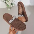 Braune Pantoletten aus Mesh mit dicker Sohle und silberner Strasskette, geschlossen - 37 / Stil mit Strasskette (56) / Braun