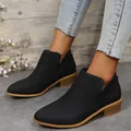 Gedetailleerd zijaanzicht van stijlvolle zwarte puntige Chelsea boots voor dames aan voet - 36 / Zwart