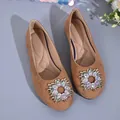 Élégantes ballerines marron à bout rond avec une boucle ronde en strass brillant. - Beige