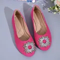 Chaussures plates fuchsia à bout rond avec boucle en strass scintillants. - Rose rouge