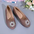 Vue détaillée de ballerines en daim marron avec ornements floraux en cristal scintillant. - Brun Gris