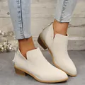 Detailweergave van beige Chelsea boots met puntige neus en een zijdelingse V-vormige snede - 36 / Broken Wit