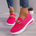 Atmungsaktive rosa Flyknit-Loafer für Damen mit einem stilvollen Goldketten-Akzent - 36 / Fuchsia