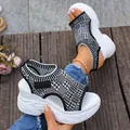 Detail van witte plateausandalen met zwart gebreid bovenwerk en Fashion-patch erop. - 36 / 5522-Zwart en Wit