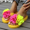 Primer plano detallado de chanclas amarillas de plataforma con grandes flores de tela - 36 / Rojo y Amarillo