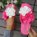 Detalle de chanclas rosas con grandes flores decorativas en 3D de color blanco y rosa - 36 / Rojo Blanco